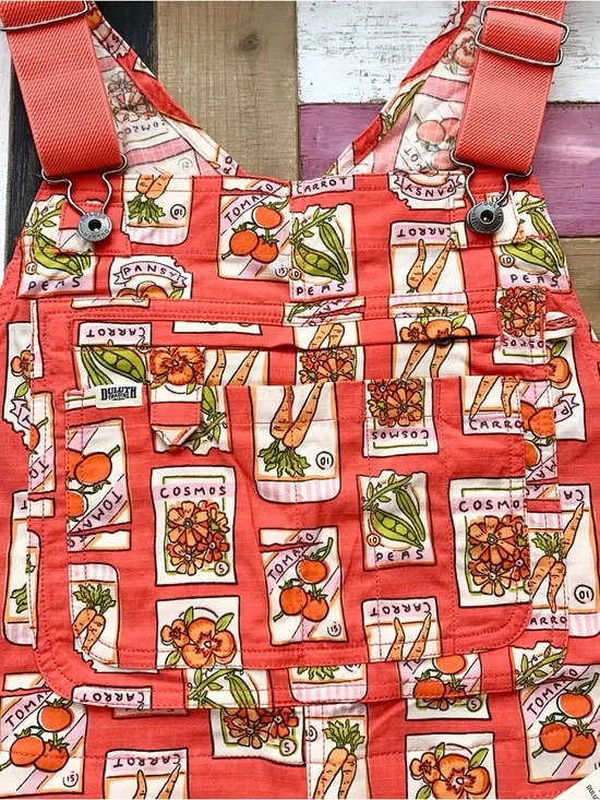 NWT Duluth Medium x35L Heirloom Gardening Bib Overalls Coral Seed Packets Farm - Picture 3 of 9